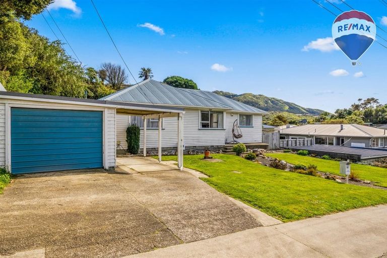 Photo of property in 41 Ranui Terrace, Tawa, Wellington, 5028