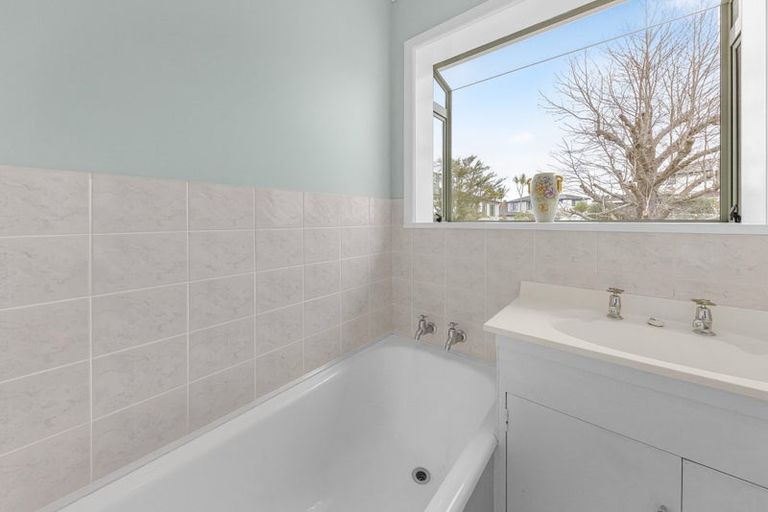 Photo of property in 5 Valron Road, Te Atatu South, Auckland, 0602