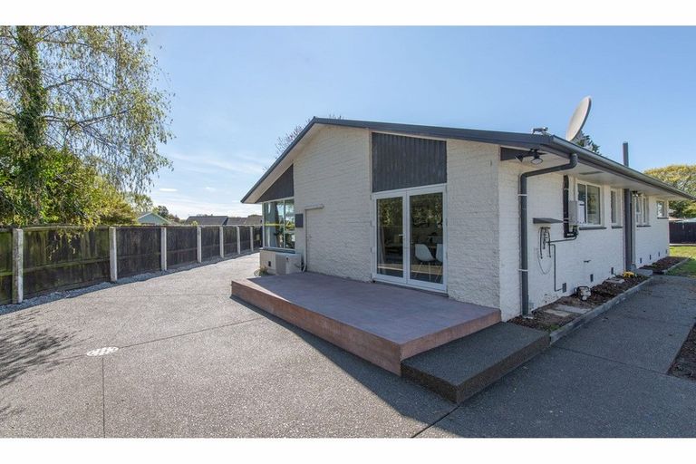 Photo of property in 16 Saunders Place, Redwood, Christchurch, 8051