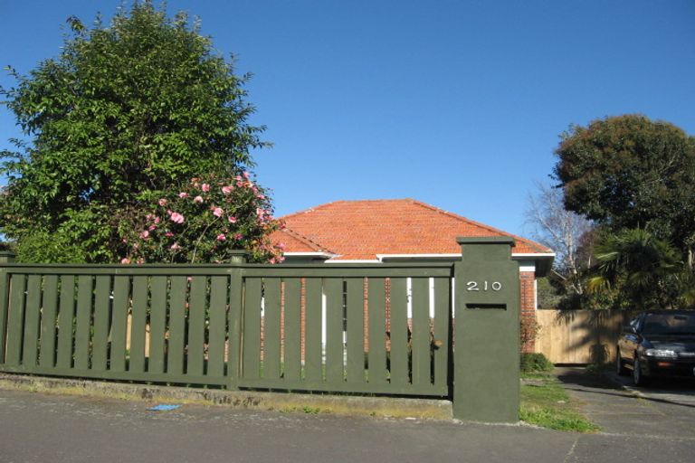 Photo of property in 210 College Street, West End, Palmerston North, 4412