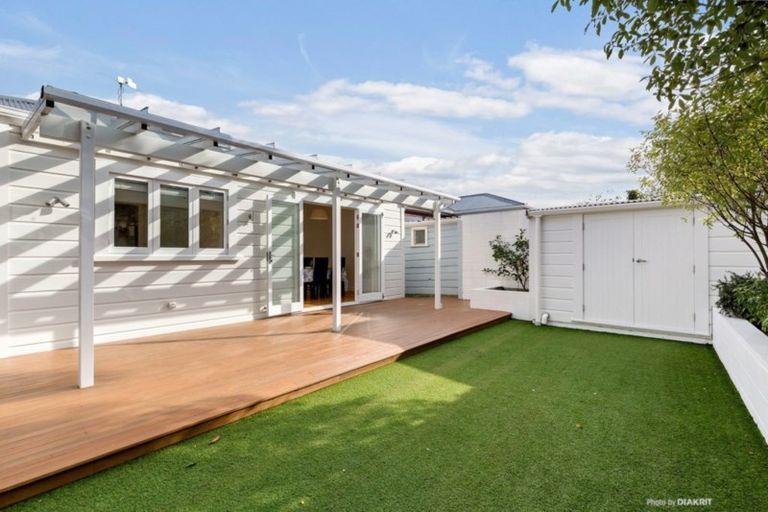 Photo of property in 9 Caroline Street, Mount Victoria, Wellington, 6011