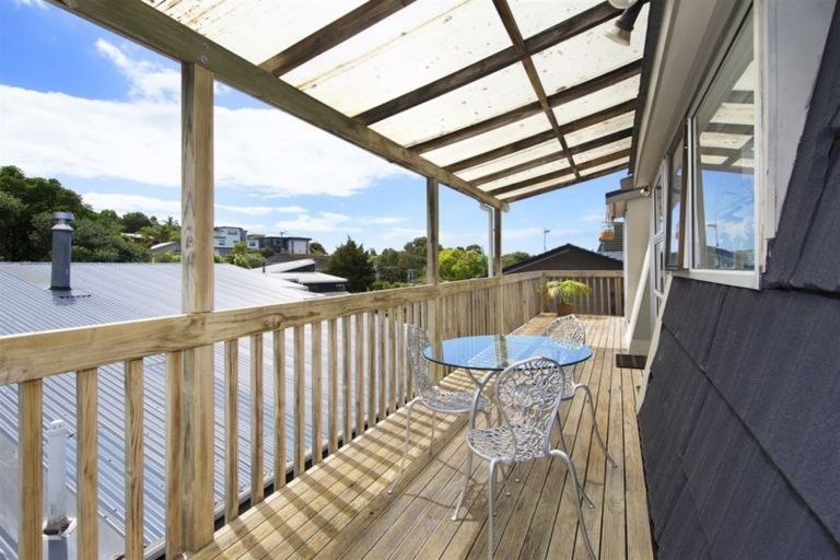 Photo of property in 1/17 Tiri View Place, Waiake, Auckland, 0630