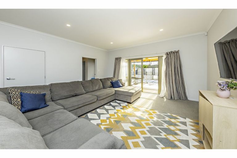 Photo of property in 22 Taiaapure Street, Weymouth, Auckland, 2103