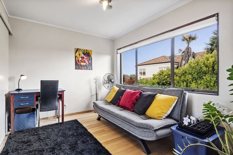 Photo of property in 2/72 Gulf View Road, Murrays Bay, Auckland, 0630