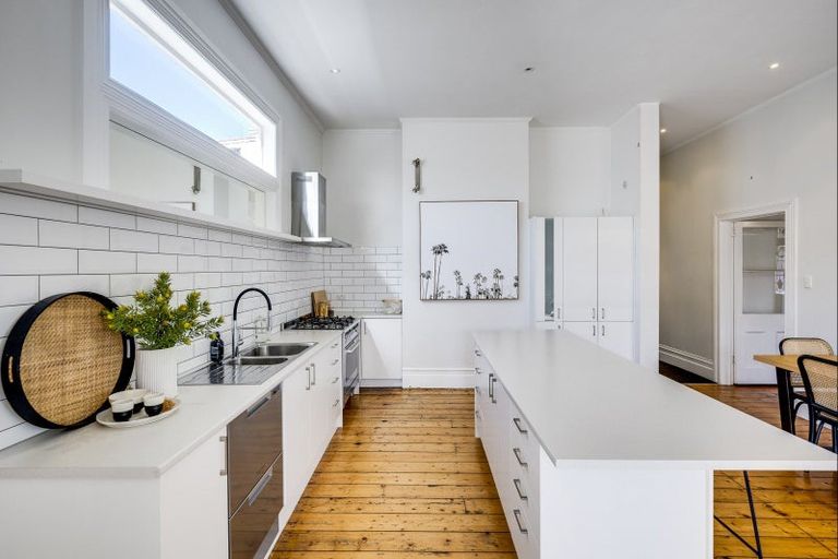 Photo of property in 12 Hadfield Terrace, Bluff Hill, Napier, 4110