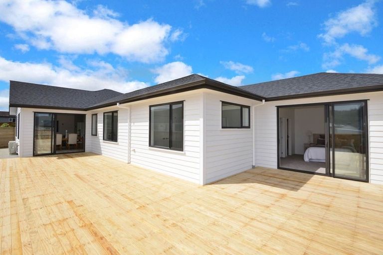 Photo of property in 12 Gilbransen Road, Kumeu, 0810