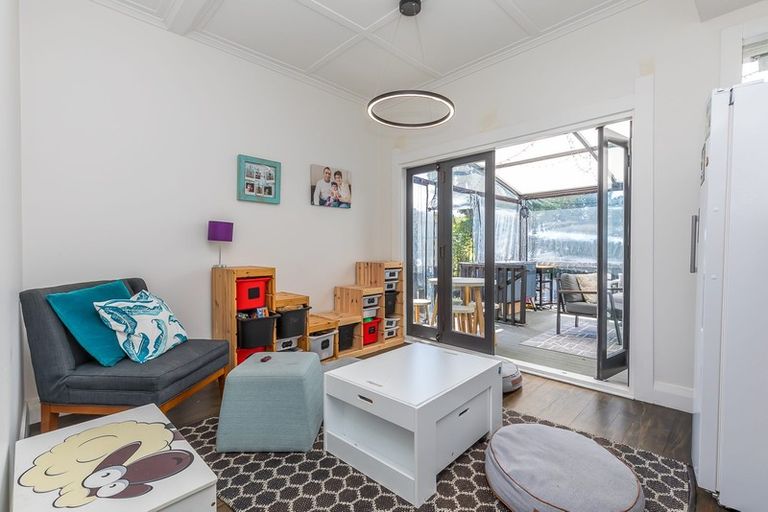 Photo of property in 1/27 Onewa Road, Northcote, Auckland, 0627