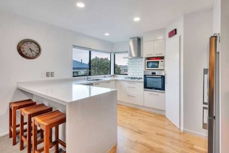 Photo of property in 2/8 Carrigans Close, Pinehill, Auckland, 0632