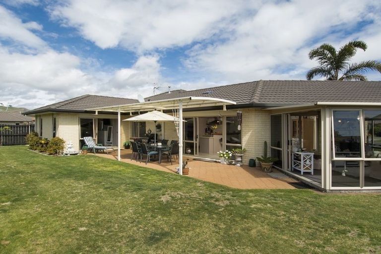 Photo of property in 1 Mcleod Place, Papamoa Beach, Papamoa, 3118