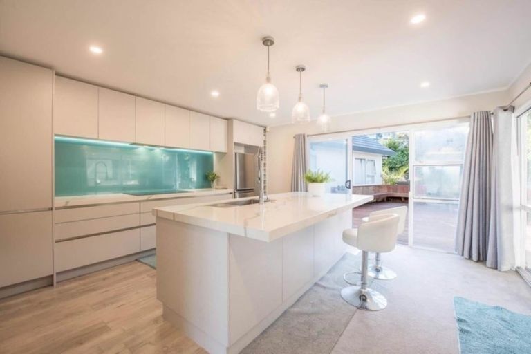 Photo of property in 10 Oakpark Place, West Harbour, Auckland, 0618