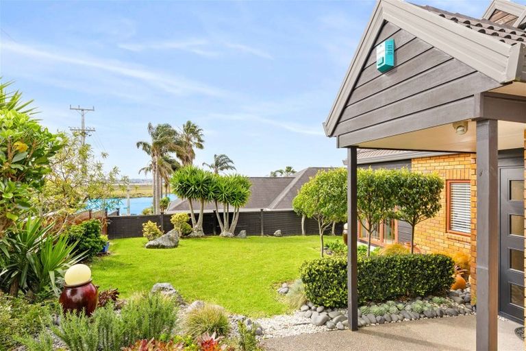 Photo of property in 124 Beach Road, Te Atatu Peninsula, Auckland, 0610