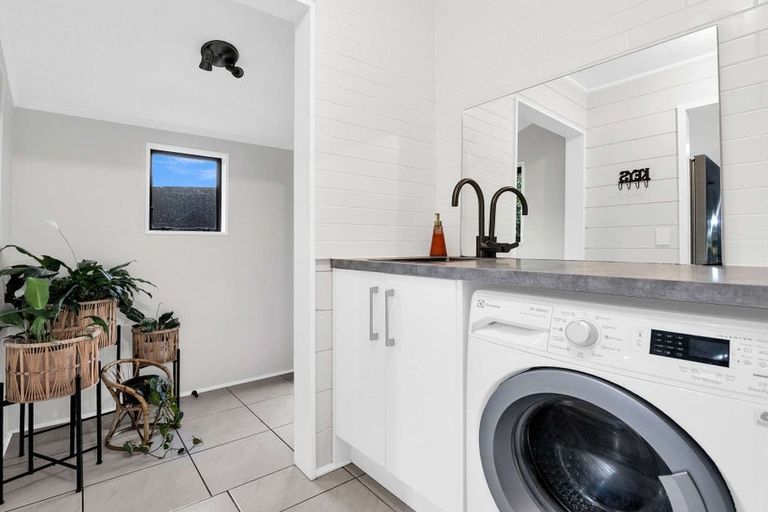 Photo of property in 5 Glenbrook Road, Karaka, Papakura, 2580