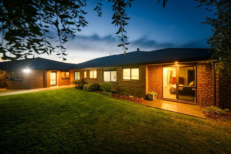 Photo of property in 14 Daniel Place, Kelvin Grove, Palmerston North, 4414