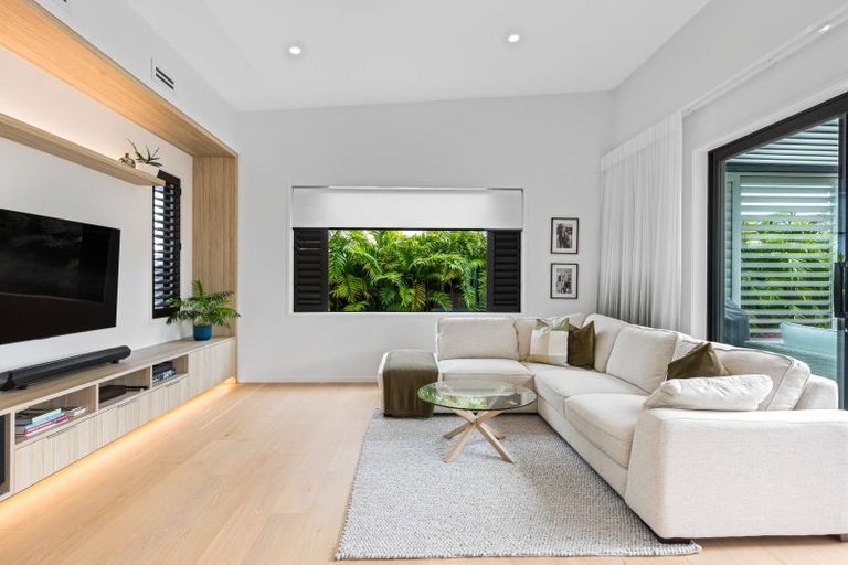 Photo of property in 14 Odlin Lane, Red Beach, 0932