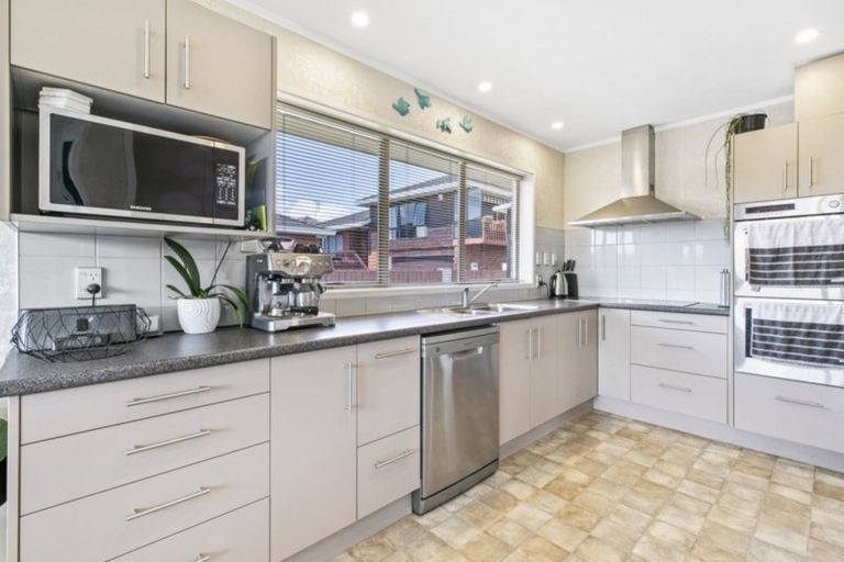 Photo of property in 32 Rushgreen Avenue, Pahurehure, Papakura, 2113