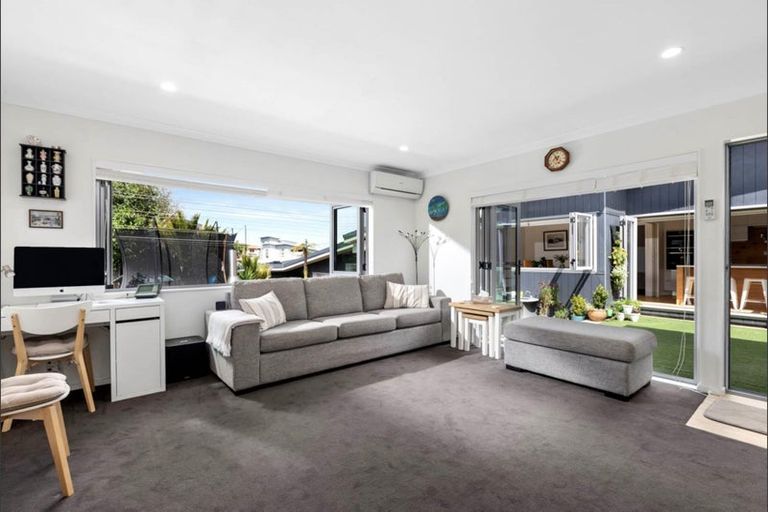 Photo of property in 70 Rising Parade, Fairview Heights, Auckland, 0632