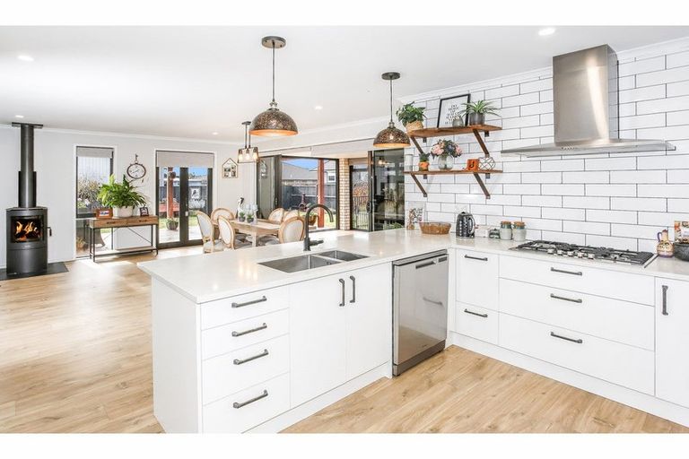 Photo of property in 22 Kauri Drive, Waiuku, 2123