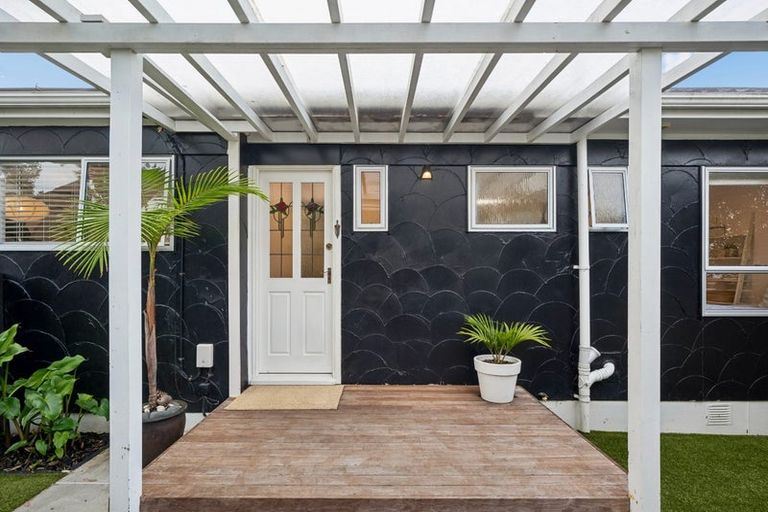 Photo of property in 2/7 Hanlon Crescent, Narrow Neck, Auckland, 0624