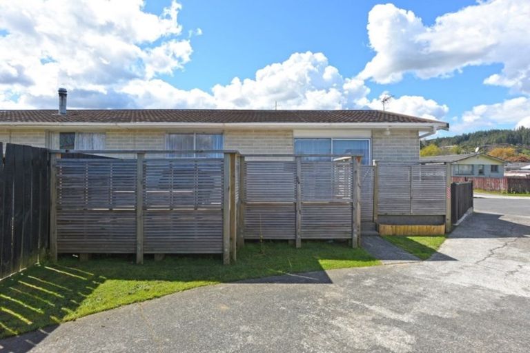 Photo of property in 5b Sequoia Place, Maoribank, Upper Hutt, 5018