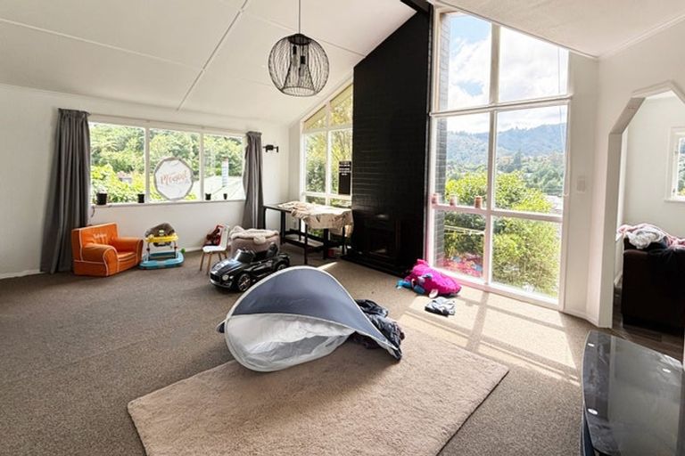 Photo of property in 37 Bird Grove, Stokes Valley, Lower Hutt, 5019