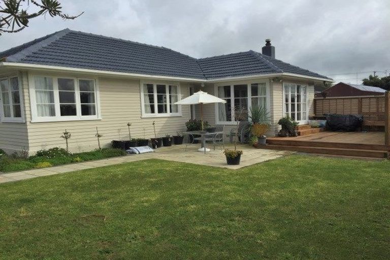 Photo of property in 1 Ward Crescent, Te Atatu Peninsula, Auckland, 0610