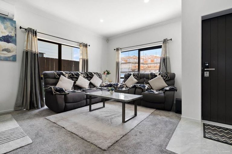 Photo of property in 11 Nagra Lane, Papakura, 2110