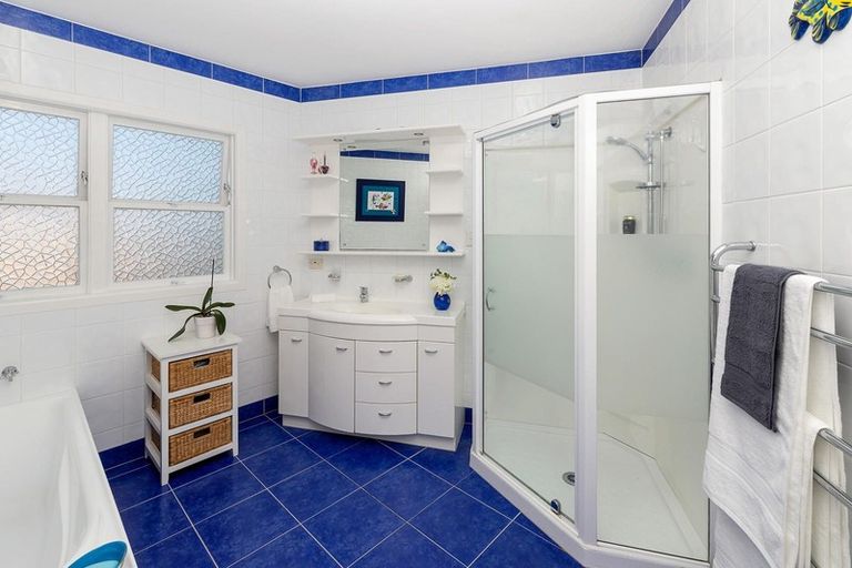 Photo of property in 6 Fowey Avenue, Te Atatu South, Auckland, 0610