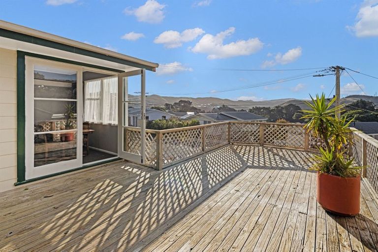 Photo of property in 3 Terrance Grove, Paparangi, Wellington, 6037