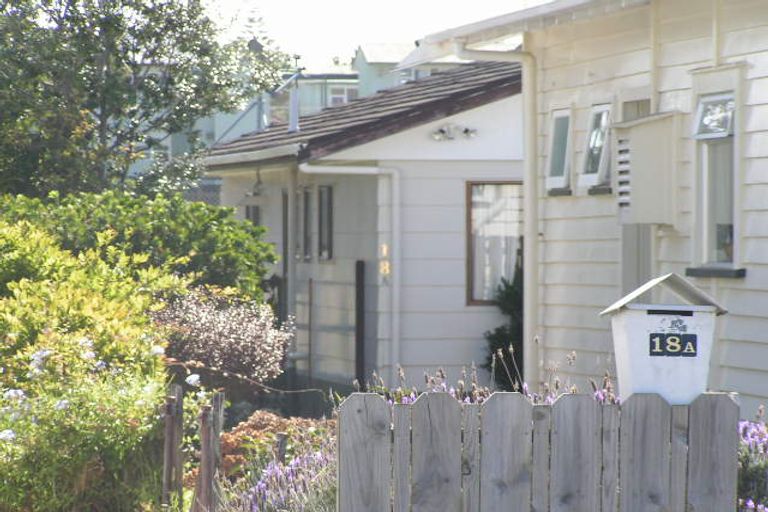 Photo of property in 2/18 Gladstone Road, Northcote, Auckland, 0627