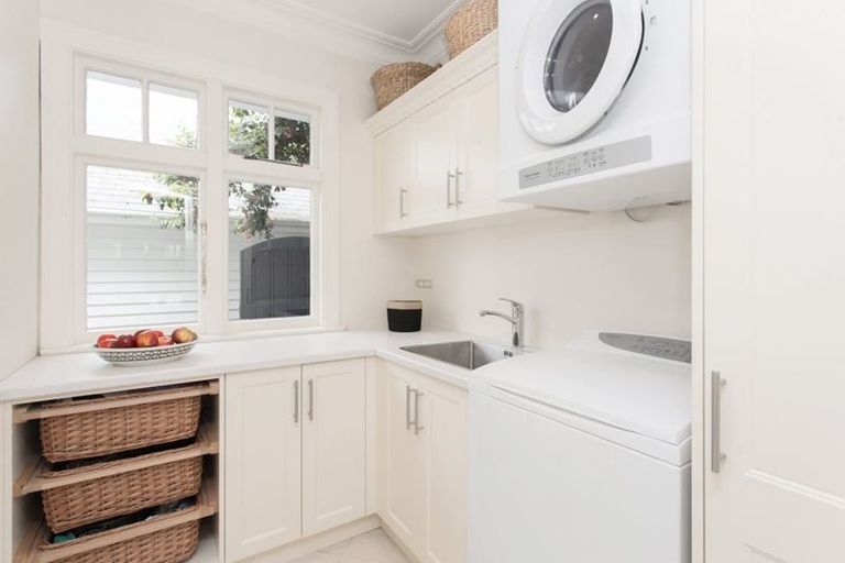 Photo of property in 122 Straven Road, Fendalton, Christchurch, 8014