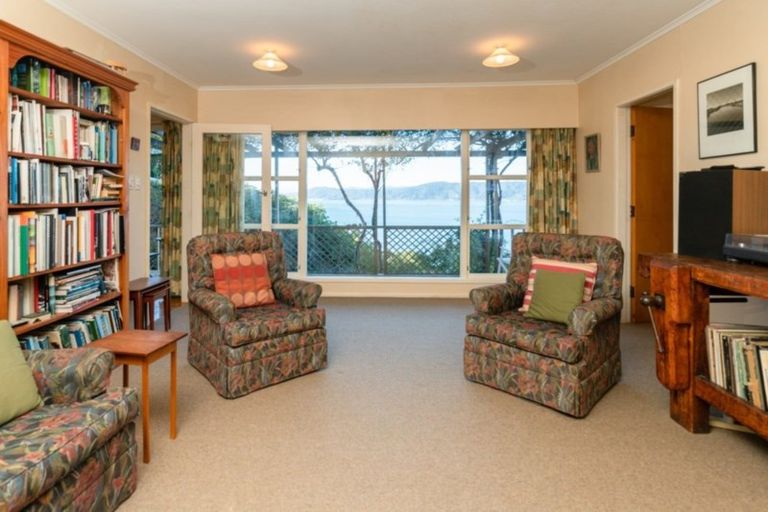 Photo of property in 34 Fortification Road, Karaka Bays, Wellington, 6022