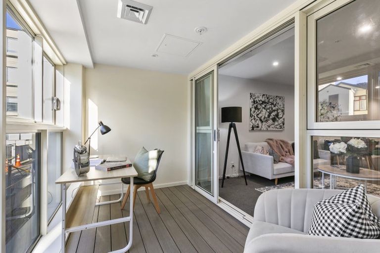 Photo of property in 2e/5 Kent Terrace, Mount Victoria, Wellington, 6011