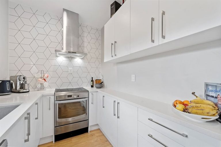 Photo of property in 2/18 Parr Terrace, Castor Bay, Auckland, 0620