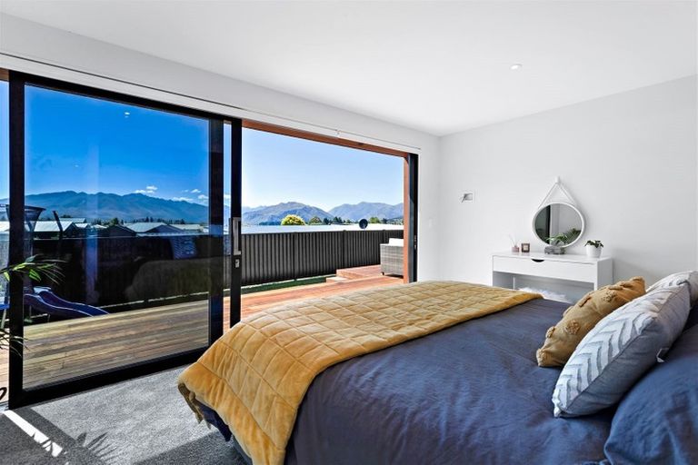 Photo of property in 18 Sapphire Spring Rise, Wanaka, 9305