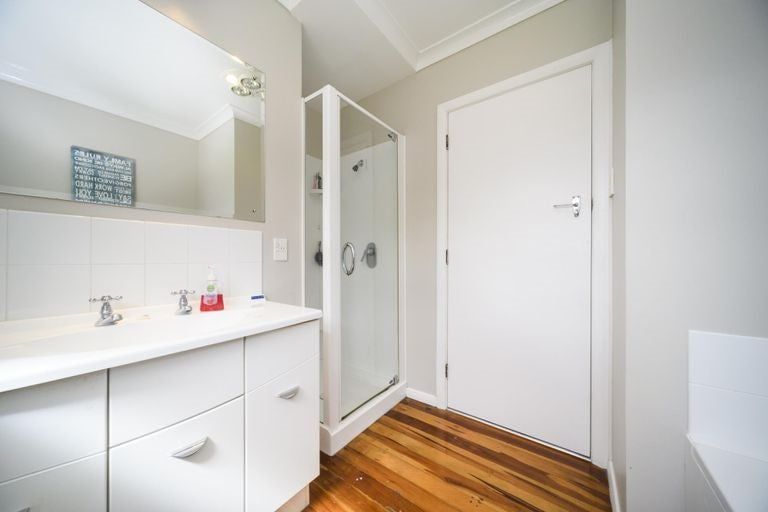 Photo of property in 18 Woburn Place, Takaro, Palmerston North, 4412