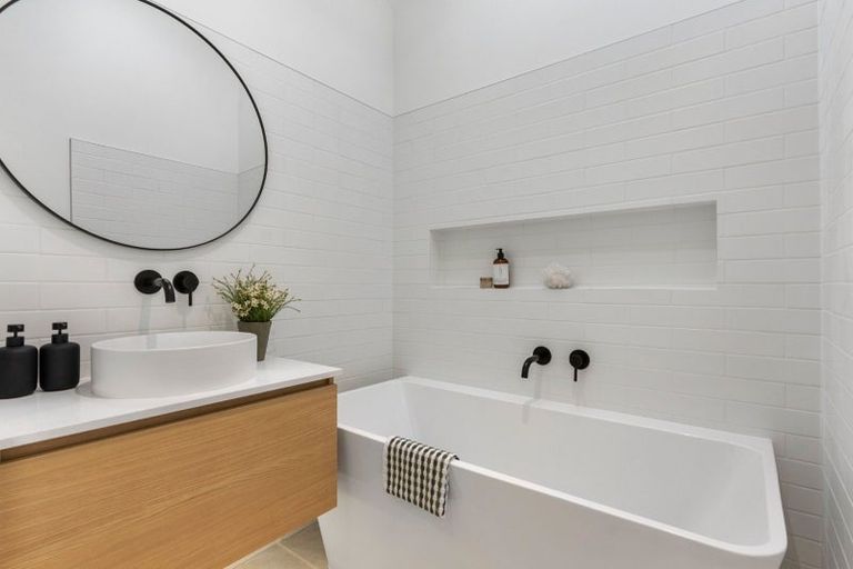 Photo of property in 34 Peach Road, Glenfield, Auckland, 0629