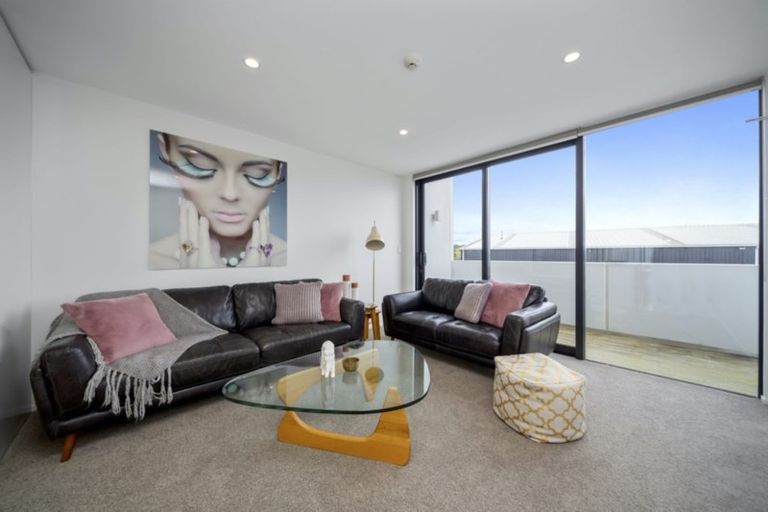 Photo of property in 2/86 Hurlstone Drive, Waiwhakaiho, New Plymouth, 4312