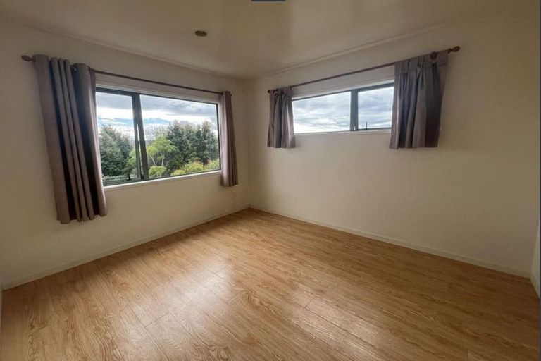 Photo of property in 2/5 Kilham Avenue, Northcote, Auckland, 0627