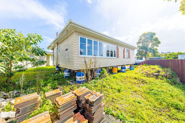 Photo of property in 6 Staverton Crescent, Mangere, Auckland, 2022