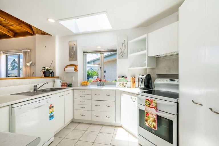 Photo of property in 20 Freyberg Crescent, Waikanae Beach, Waikanae, 5036