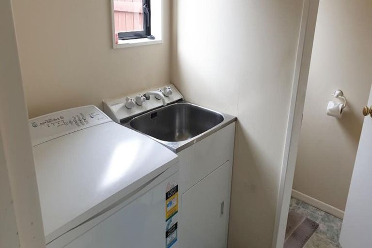 Photo of property in 164a Newlands Road, Newlands, Wellington, 6037