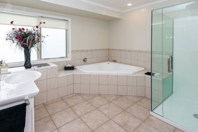 Photo of property in 7 Magilligan Close, East Tamaki Heights, Auckland, 2016