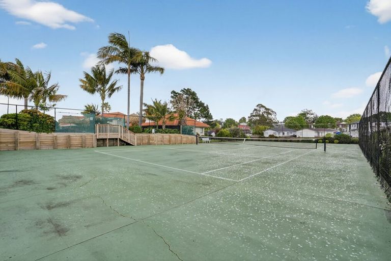 Photo of property in 40 Gillett Place, Botany Downs, Auckland, 2014