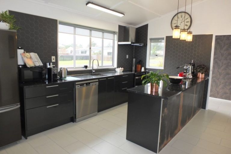 Photo of property in 18 Chrystall Street, Foxton Beach, Foxton, 4815