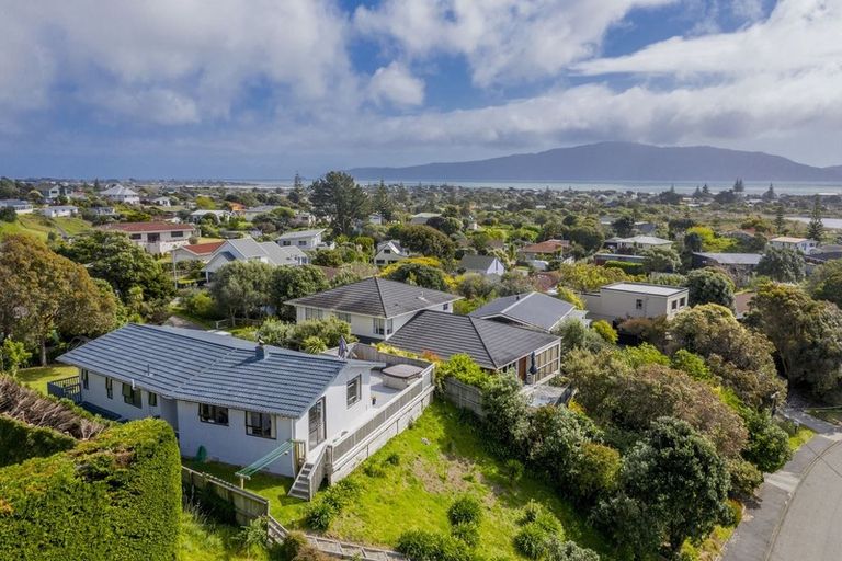 Photo of property in 4 Frimley Terrace, Waikanae Beach, Waikanae, 5036
