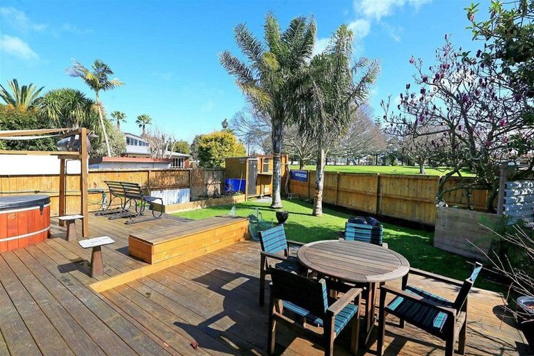 Photo of property in 2/3 Papatahi Place, Henderson, Auckland, 0610