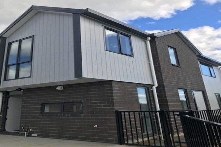 Photo of property in 2/9 Beaufield Lane, Te Atatu Peninsula, Auckland, 0610