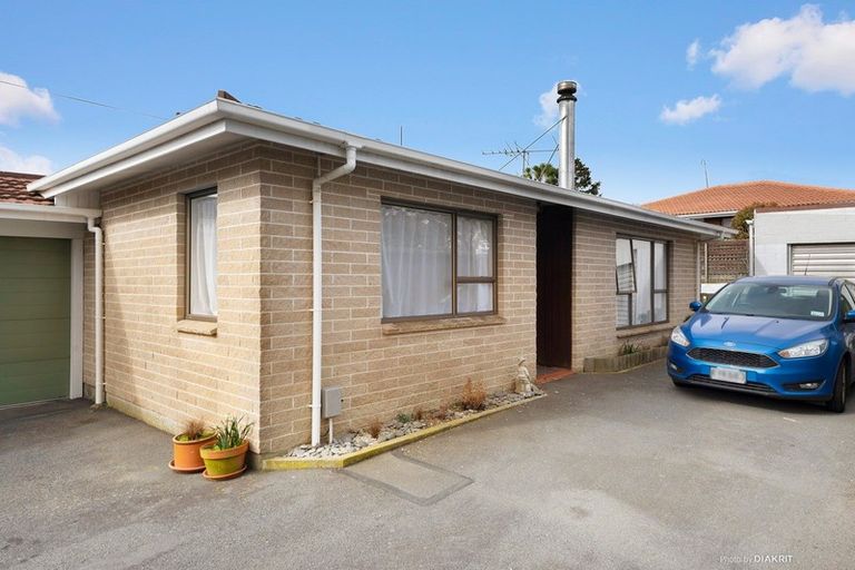 Photo of property in 2/271 Karori Road, Karori, Wellington, 6012
