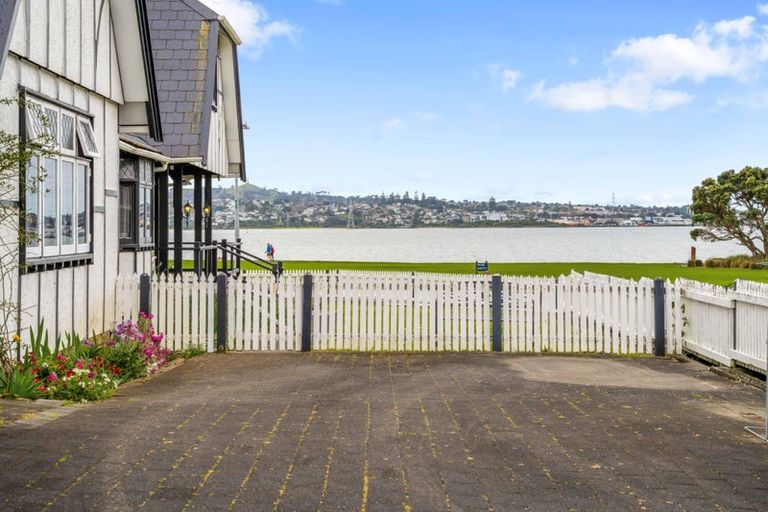 Photo of property in 81 Kiwi Esplanade, Mangere Bridge, Auckland, 2022