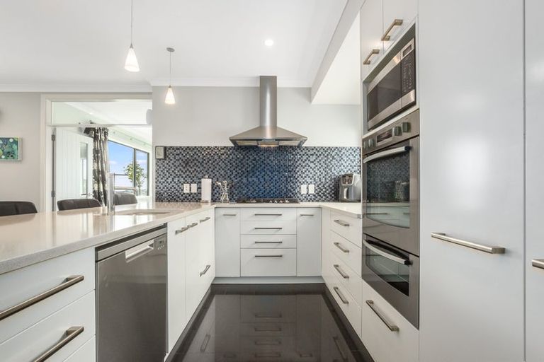 Photo of property in 10 Wangapeka Way, Aotea, Porirua, 5024